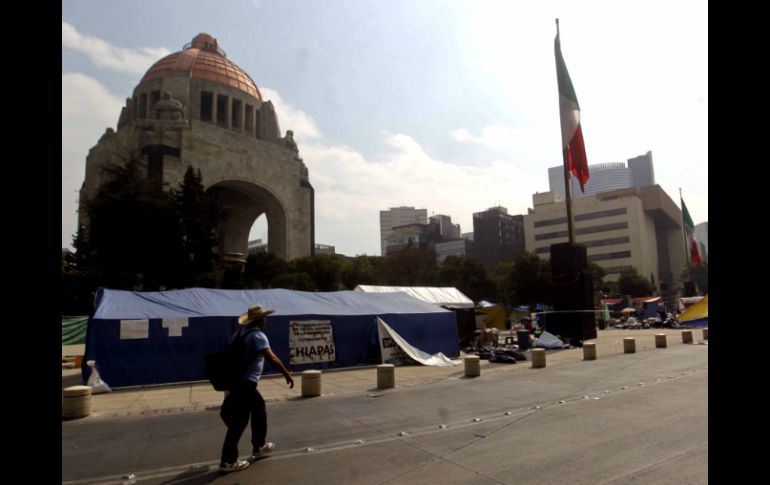 Los manifestantes reacomodaron por la mañana el campamento que mantenían en el Monumento a la Revolución. SUN /