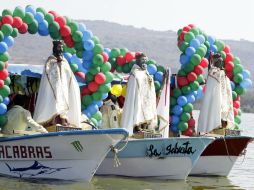 Los miles de fieles acompañan a los Reyes hasta la Laguna, donde cada uno tiene lista su lancha para pasear.  /