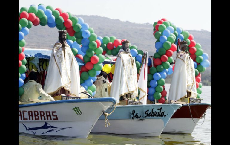 Los miles de fieles acompañan a los Reyes hasta la Laguna, donde cada uno tiene lista su lancha para pasear.  /