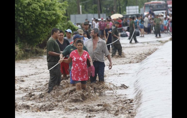 Exhortan a la población a mantenerse atenta ante la posibilidad de que se originen deslizamientos de tierra y más inundaciones. ARCHIVO /