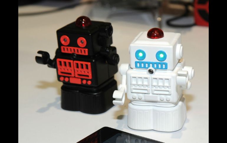 Bo y Yana son robots que caben en la palma de la mano y enseñan a los más pequeños sobre programación. AFP /