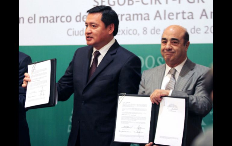 Osorio Chong firma un convenio de colaboración entre la Segob, la CIRT y la PGR para trabajar por la seguridad de la región. SUN /