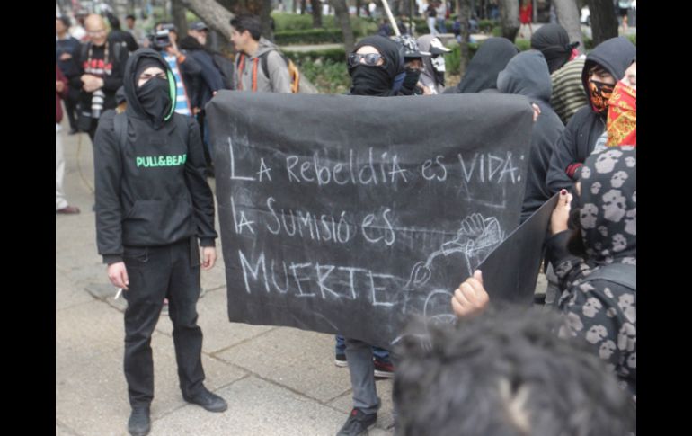 Los anarquistas buscan la liberación de Mario González, detenido durante la marcha por la matanza de Tlatelolco. SUN /