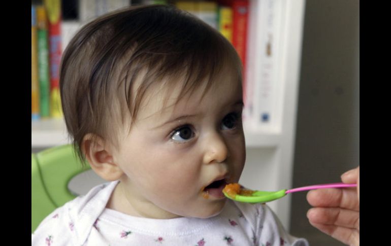 Los infantes pueden inclinarse a usar los comportamientos durante la comida para hacer inferencias sobre las relaciones sociales. ARCHIVO /