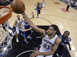 Tim Duncan, de Spurs, anota durante el partido. AP /