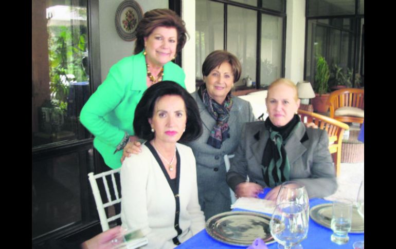 Para celebrar. Margarita Zepeda con sus comadres Elba Gallardo, Tere Maytorena y Mayita Camarena.  /