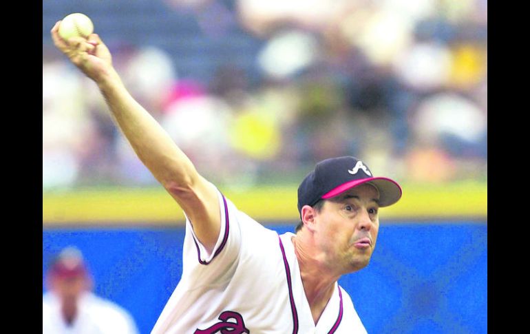 Greg Maddux, ex lanzador de Atlanta, obtuvo el primer puesto de la votación con 555 puntos. AP /