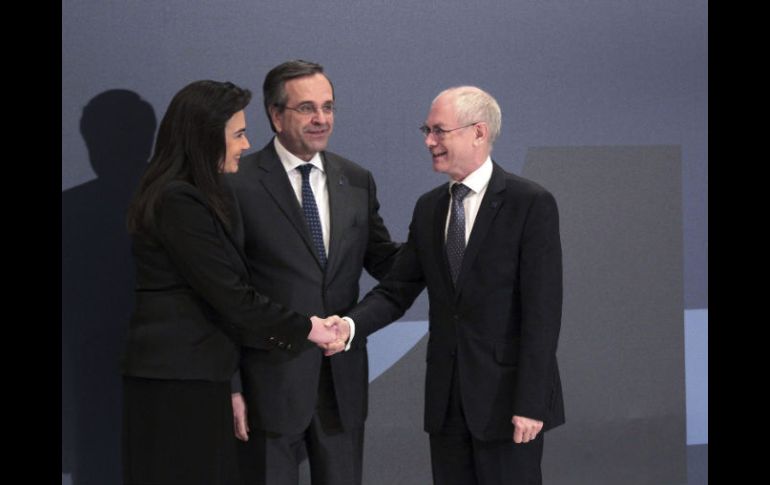 Andonis Samarás (C), y su esposa reciben al presidente del CE Herman Van Rompuy. EFE /