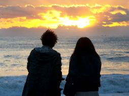 Una pareja ve el atardecer. ARCHIVO /