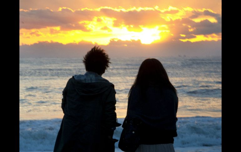 Una pareja ve el atardecer. ARCHIVO /