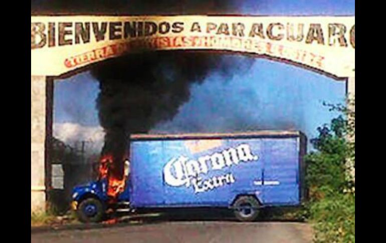 Sujetos encapuchados queman con bombas molotov camiones de diversas empresas. TOMADA DE @jamatta900  /