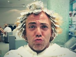 En la imagen se ve a Cristian tiñéndose el cabello y posando para su 'selfie'. Imagen: @CristianCastro. ESPECIAL /