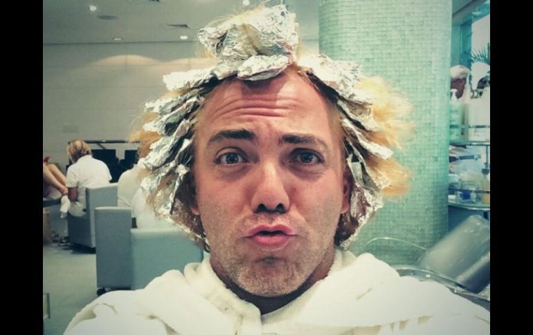 En la imagen se ve a Cristian tiñéndose el cabello y posando para su 'selfie'. Imagen: @CristianCastro. ESPECIAL /