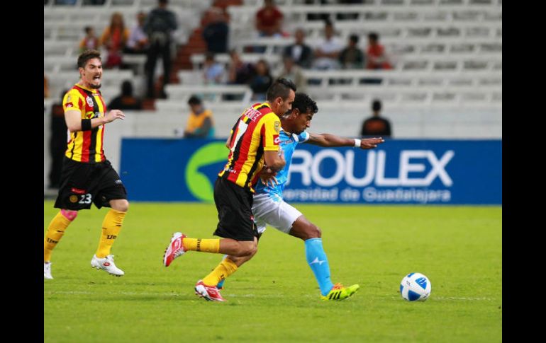 El equipo de la UdeG juega contra Mérida, en el Estadio Jalisco.  /