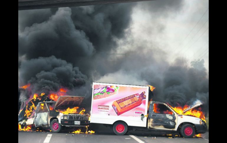 Por tercer día consecutivo, autodefensas bloquearon la carretera Cuatro Caminos-Apatzingán, para ello incendiaron al menos 10 vehículos AP /