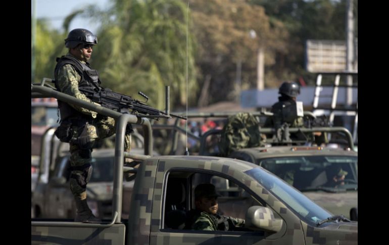 Elementos del Ejército patrullan en la zona de Cuatro Caminos, cerca de Michoacán. AP /