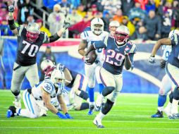 LeGarrette Blount rompe unas tacleadas para dirigirse a su cuarta anotación del juego. AFP /