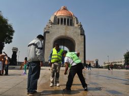 Con la plaza recuperada, personal ha iniciado labores de limpieza. NTX /