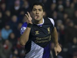 Suárez es el hombre fuerte al ataque del Liverpool y lo demuestra semana a semana. AFP /