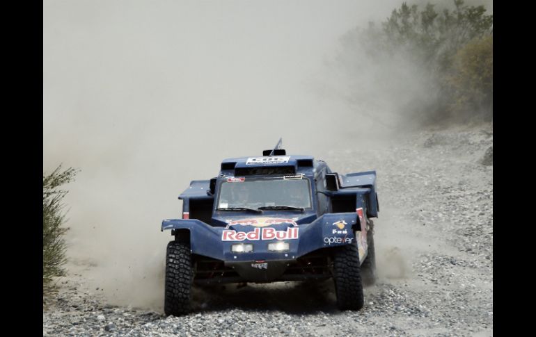 Carlos Sainz lidera el Rally Dakar. AP /