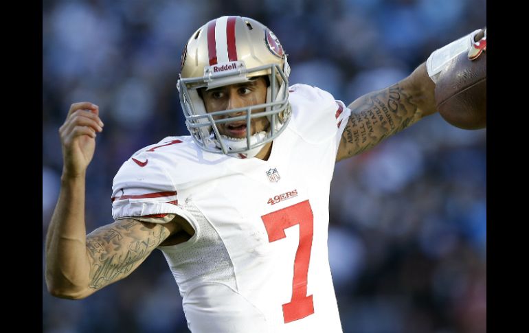 Colin Kaepernick es la sensación, lanzó 15 de 28 pases para 196 yardas. AP /