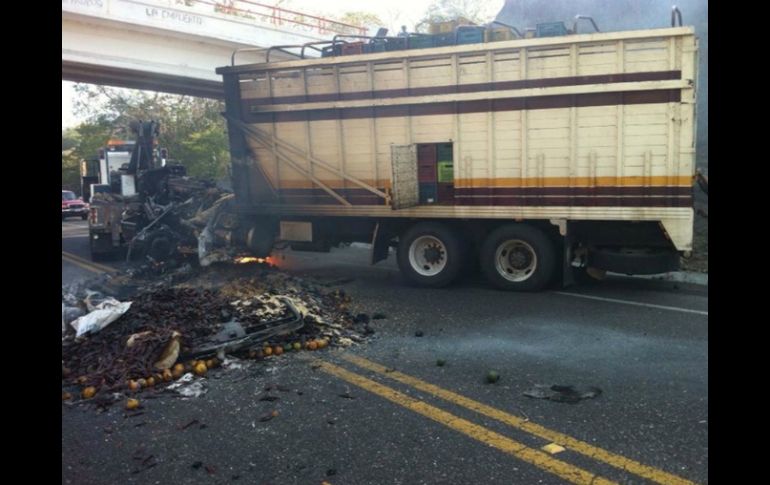 Un camión calcinado bloquea la circulación en una carretera de La Unión. SUN /