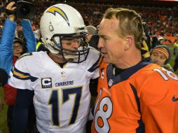 Philip Rivers (i) y Peyton Manning (d). AP /