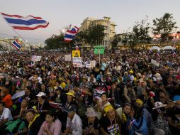 Manifestantes antigubernamentales se concentran en el Monumento a la Democracia en Bangkok. AP /