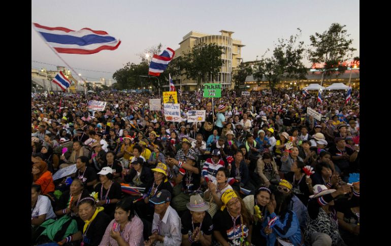 Manifestantes antigubernamentales se concentran en el Monumento a la Democracia en Bangkok. AP /