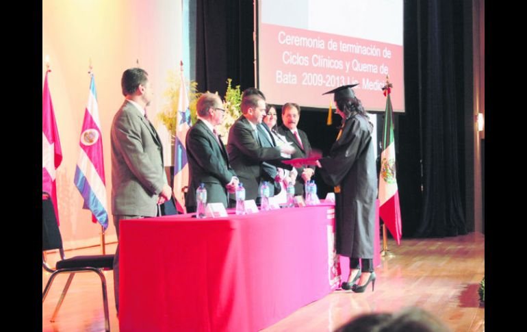 Ceremonia. El acto académico contó con la presencia de diferentes invitados especiales del sector salud, tanto público como privado.  /