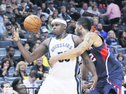 Zach Randolph recibe una falta de Mike Scott. El delantero de Memphis anotó 18 puntos. AP /