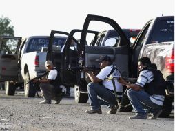 Prestos a la defensa. El convoy, en su camino hacia Nueva Italia, hizo un alto ante la amenaza de ataque de los Caballeros Templarios. EFE /