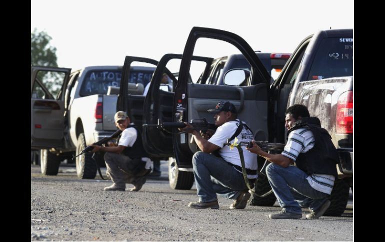 Prestos a la defensa. El convoy, en su camino hacia Nueva Italia, hizo un alto ante la amenaza de ataque de los Caballeros Templarios. EFE /