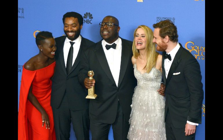 La ganadora a Mejor Película Dramática fue la cinta '12 Years a Slave', en la imagen el director y el elenco. EFE /