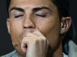 Cristiano Ronaldo le deseó ''larga vida y salud'' al presidente de la FIFA, Joseph Blatter. AFP /