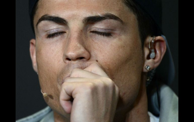Cristiano Ronaldo le deseó ''larga vida y salud'' al presidente de la FIFA, Joseph Blatter. AFP /