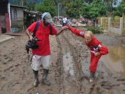 Bozzo grabó un programa en Guerrero, en medio del desastre provocado por la entonces tormenta tropical Manuel. ARCHIVO /