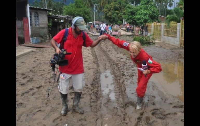 Bozzo grabó un programa en Guerrero, en medio del desastre provocado por la entonces tormenta tropical Manuel. ARCHIVO /