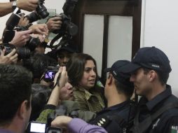 Esta tarde, Elisa Ayón, rompió un cristal para entrar a su oficina, donde policías intentaron impedirle el acceso.  /