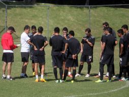 Tomás Boy trabaja con su equipo en uno de los entrenamientos.  /