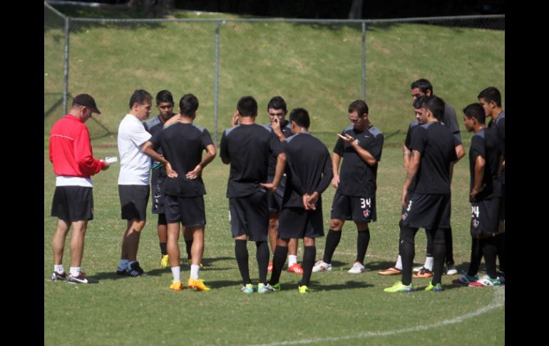 Tomás Boy trabaja con su equipo en uno de los entrenamientos.  /