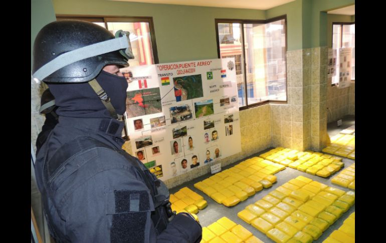 Un policía antidrogas custodia un cargamento de cocaína decomisada. EFE /