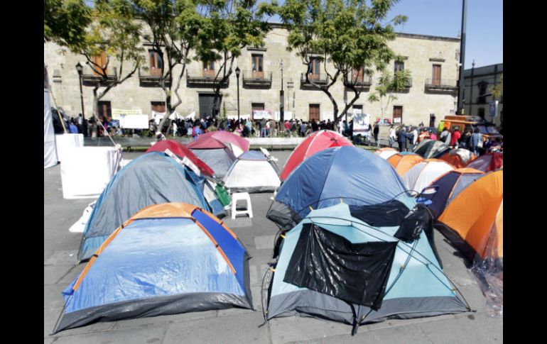 Maestros continúan el plantón como muestra de su inconformidad de acuerdo a la reforma educativa.  /