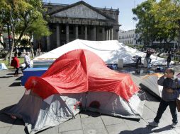 Hasta esta tarde, los profesores mantenían su planton en las afueras del Congreso local.  /