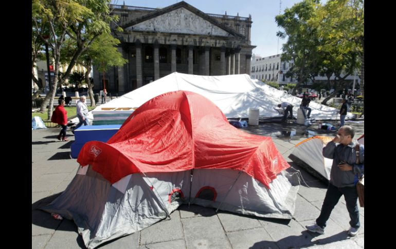 Hasta esta tarde, los profesores mantenían su planton en las afueras del Congreso local.  /