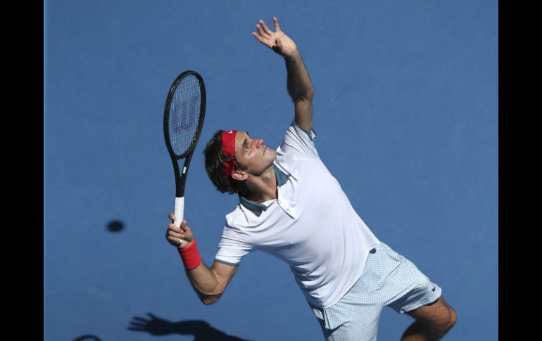 El suizo Roger Federer ante el australiano James Duckworth durante el primer día del Abierto de tenis de Australia. EFE /