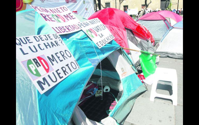 Miembros de la Asamblea Magisterial Democrática Jalisco concluyeron el plantón que se mantenía en Plaza de la Liberación.  /