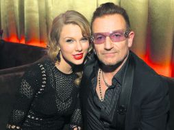 En el after party de Instyle y Warner Bros, la cantante Taylor Swift fue vista platicando con Bono, vocalista de U2. TWITTER  /