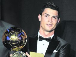 CR7 tuvo palabras para Eusebio, leyenda portuguesa recién fallecida, y para Messi y Ribery, de quienes podrían haber ganado el premio. AP /