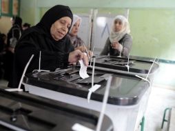 Una mujer introduce su papeleta de voto sobre el referéndum constitucional en El Cairo. ARCHIVO /